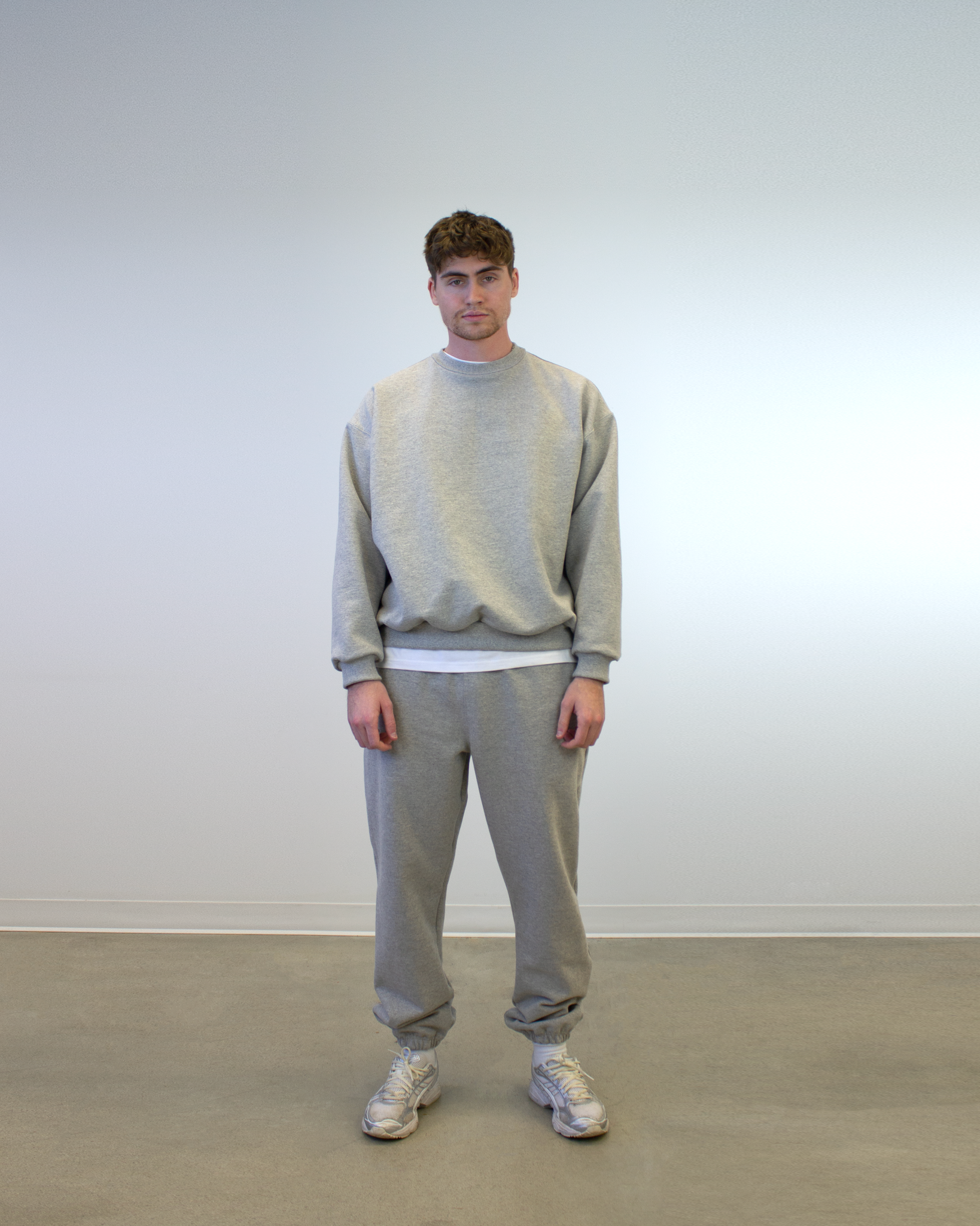 DWAI Paddock Club Crewneck Model2 #color_tarmac-grey